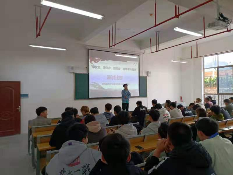  學(xué)習(xí)厚重黨史 詠頌朝氣青春