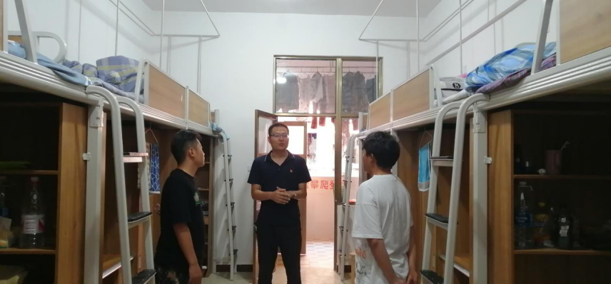 心系新生 親切問候——電氣工程系領(lǐng)導暖心走訪新生宿舍