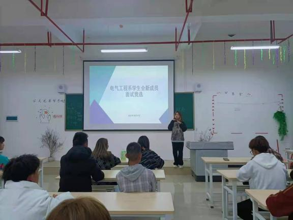 去學生會中感悟青春奉獻之美