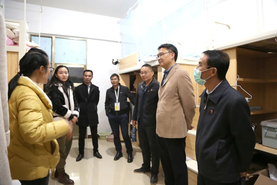 學(xué)院領(lǐng)導(dǎo)走進(jìn)宿舍、食堂慰問(wèn)2020級(jí)高職輔導(dǎo)員及新生